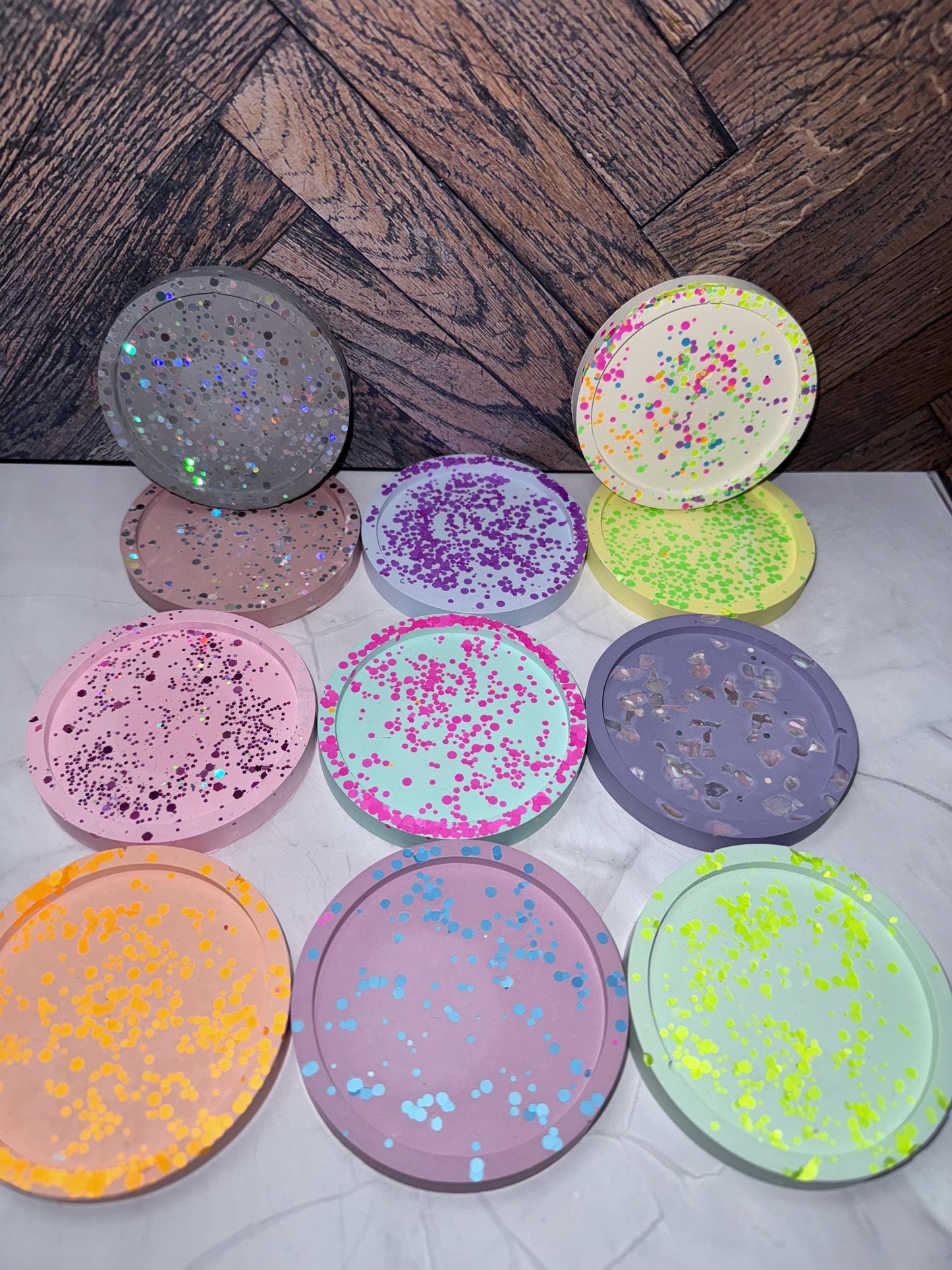 Bunte glitzer Untersetzer aus Gießpulver | Handmade | farbenfrohe Coaster für Getränke und co