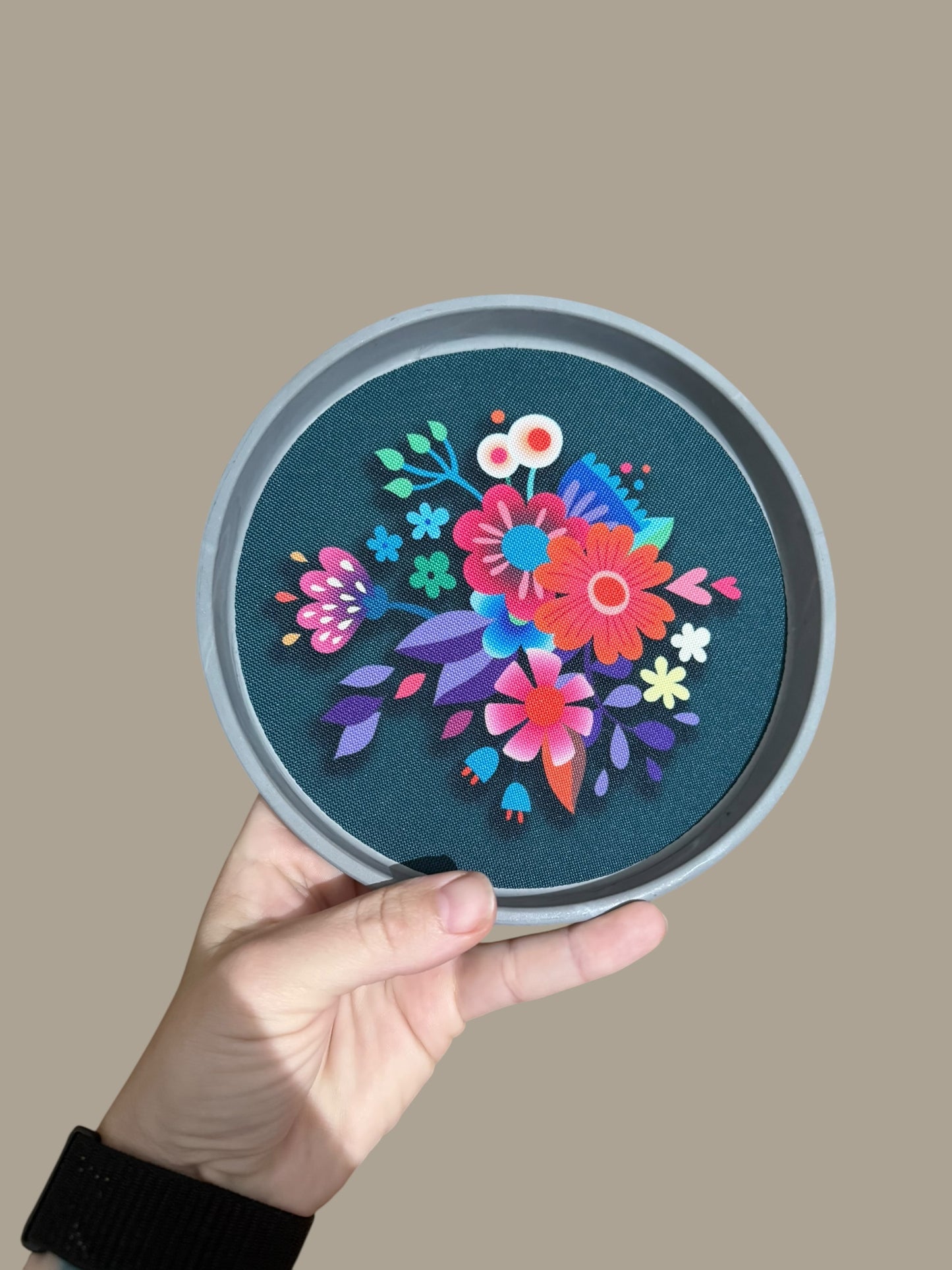 Handgemachter Wandteller aus Gießmasse – 17 cm – mit Stoffinlay | Pop-Art Deko | Dackel, Kamera, Blumen, Kaffee, Motte