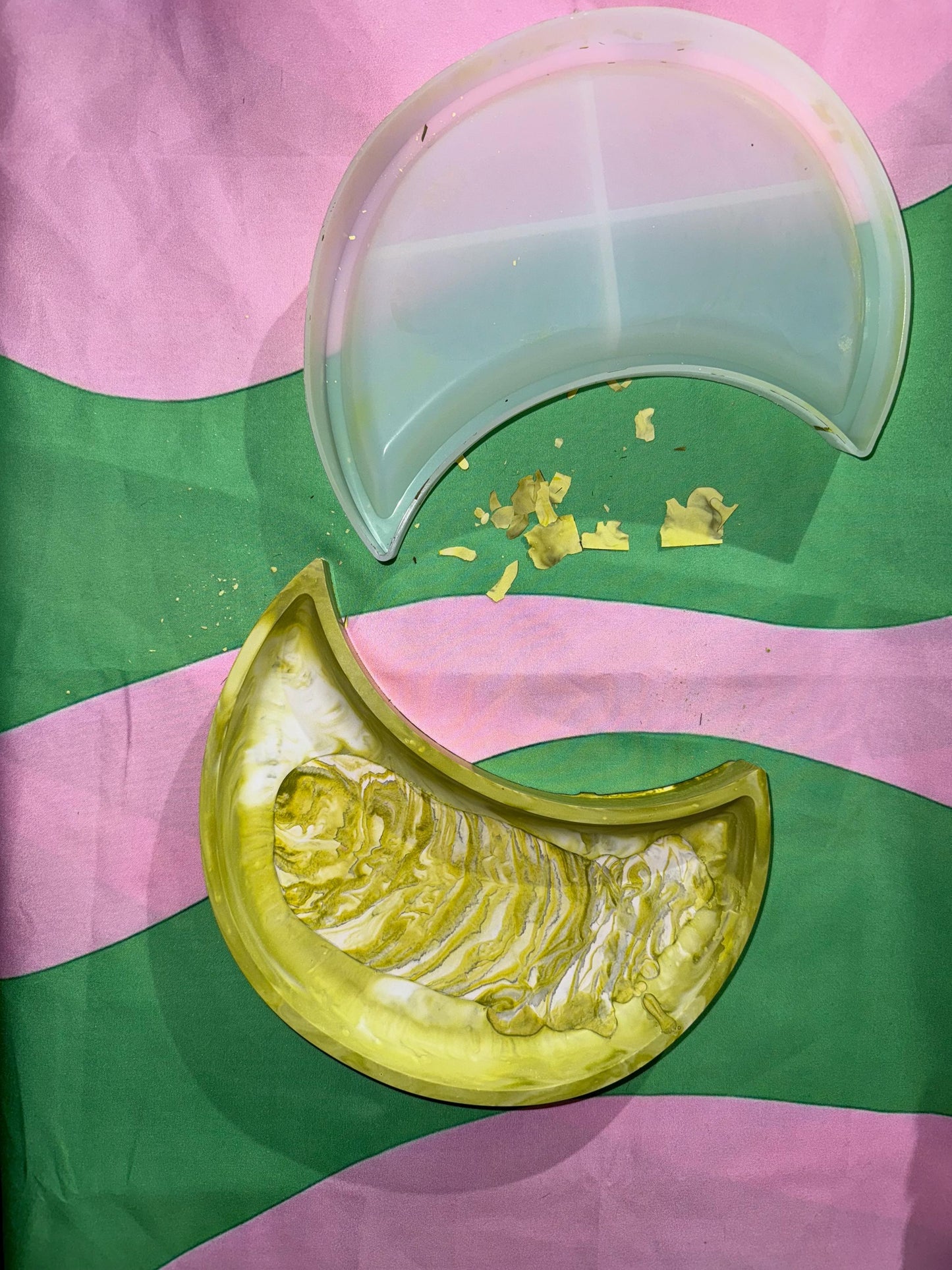 Halbmondschale aus Gießmasse