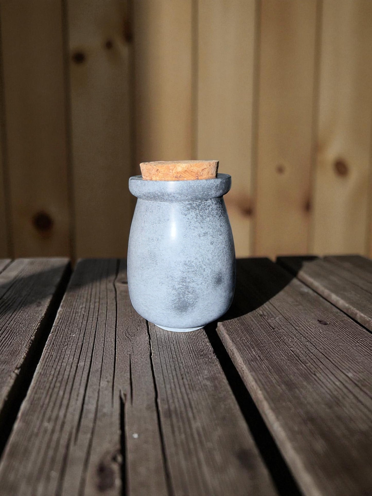 Handgemachtes Beton oder Gießpulver Gefäß mit Korkdeckel - Minimalistische Aufbewahrung & moderne Wohnaccessoires