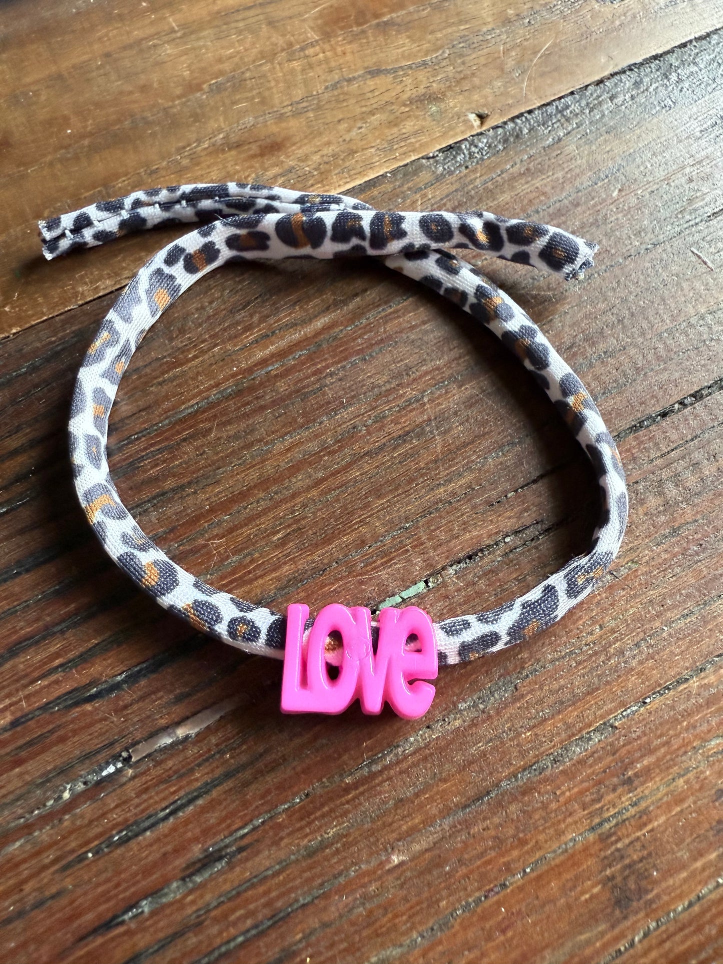 Leo Love Ibiza Armband – Festival Armband mit “LOVE” Schriftzug aus Kunststoff – Leopard Design – Sommer Accessoire – Freundschaftsarmband
