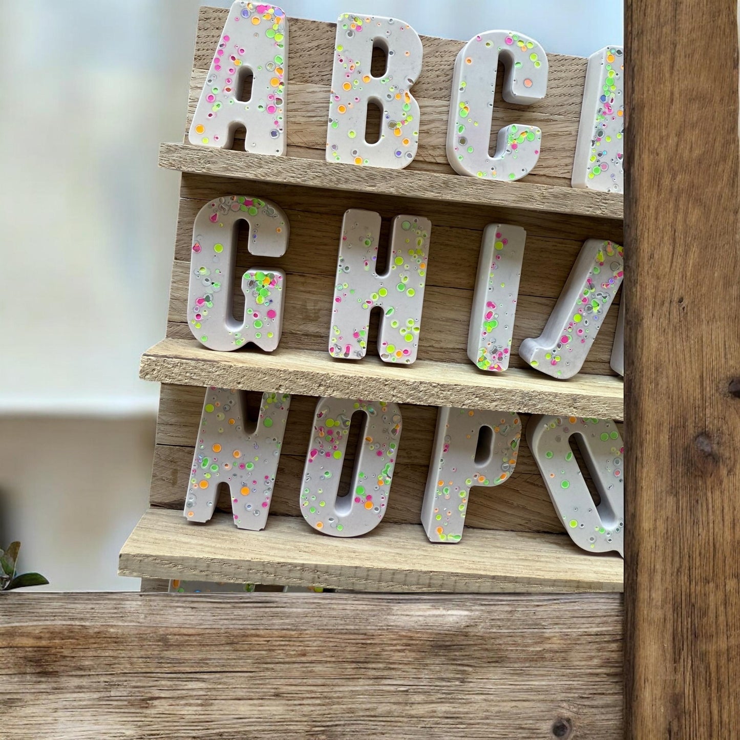 JESIN Magnetbuchstaben – Handgemachte Resin Buchstaben mit buntem Konfetti – Personalisierte Kühlschrankmagnete