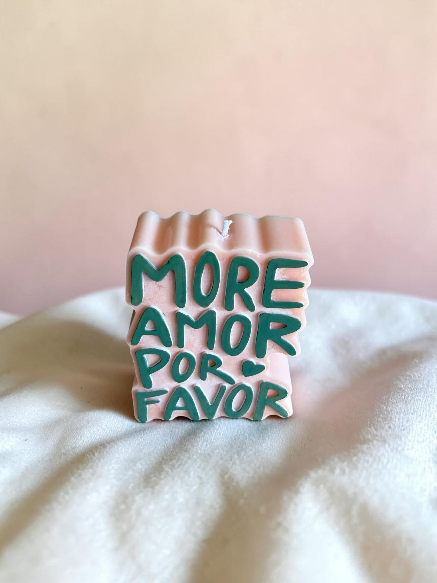 Handgegossene Statement Kerze „More Amor Por Favor“ – Bio Sonnenblumenwachs, handmade Deko Kerze