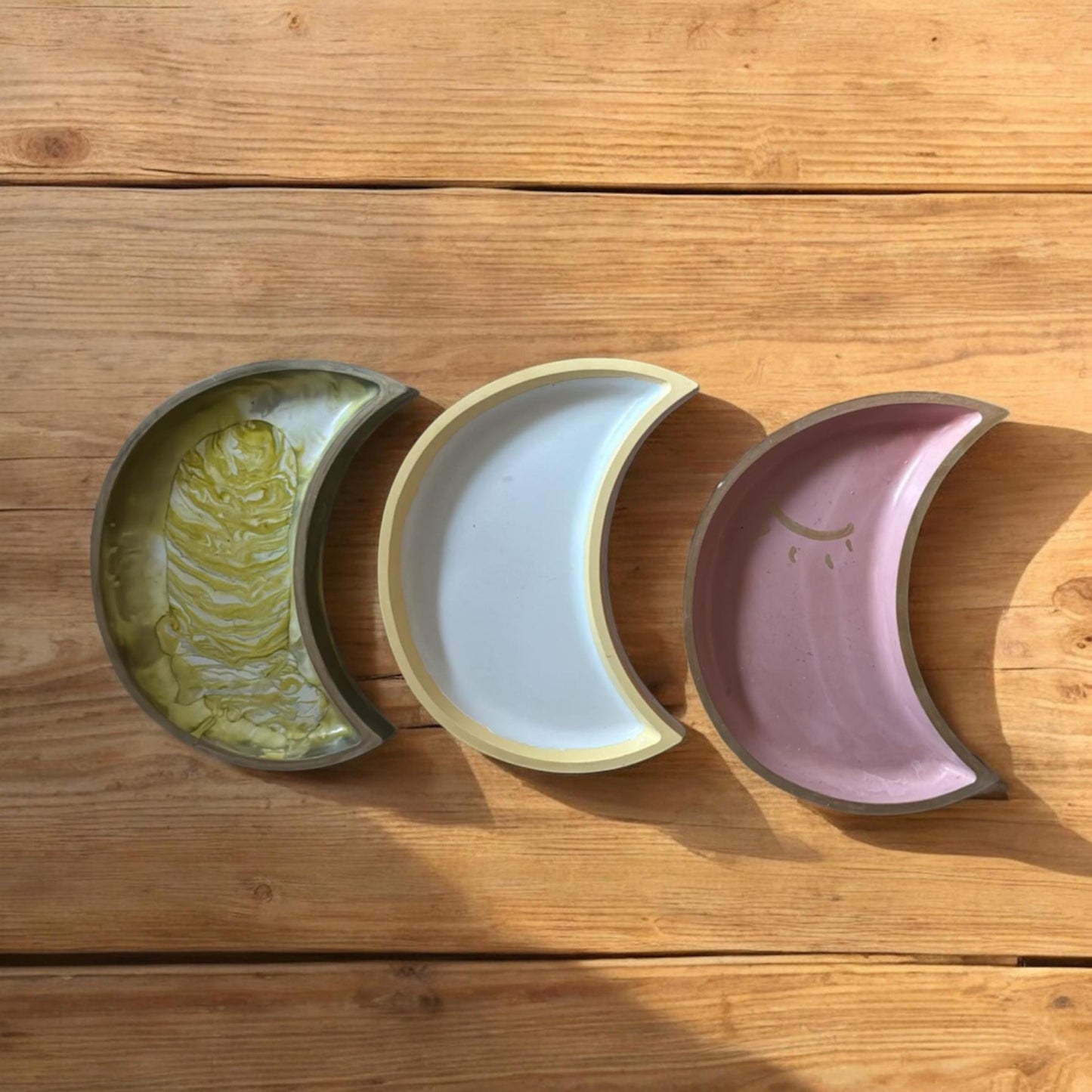Halbmondschale aus Gießmasse