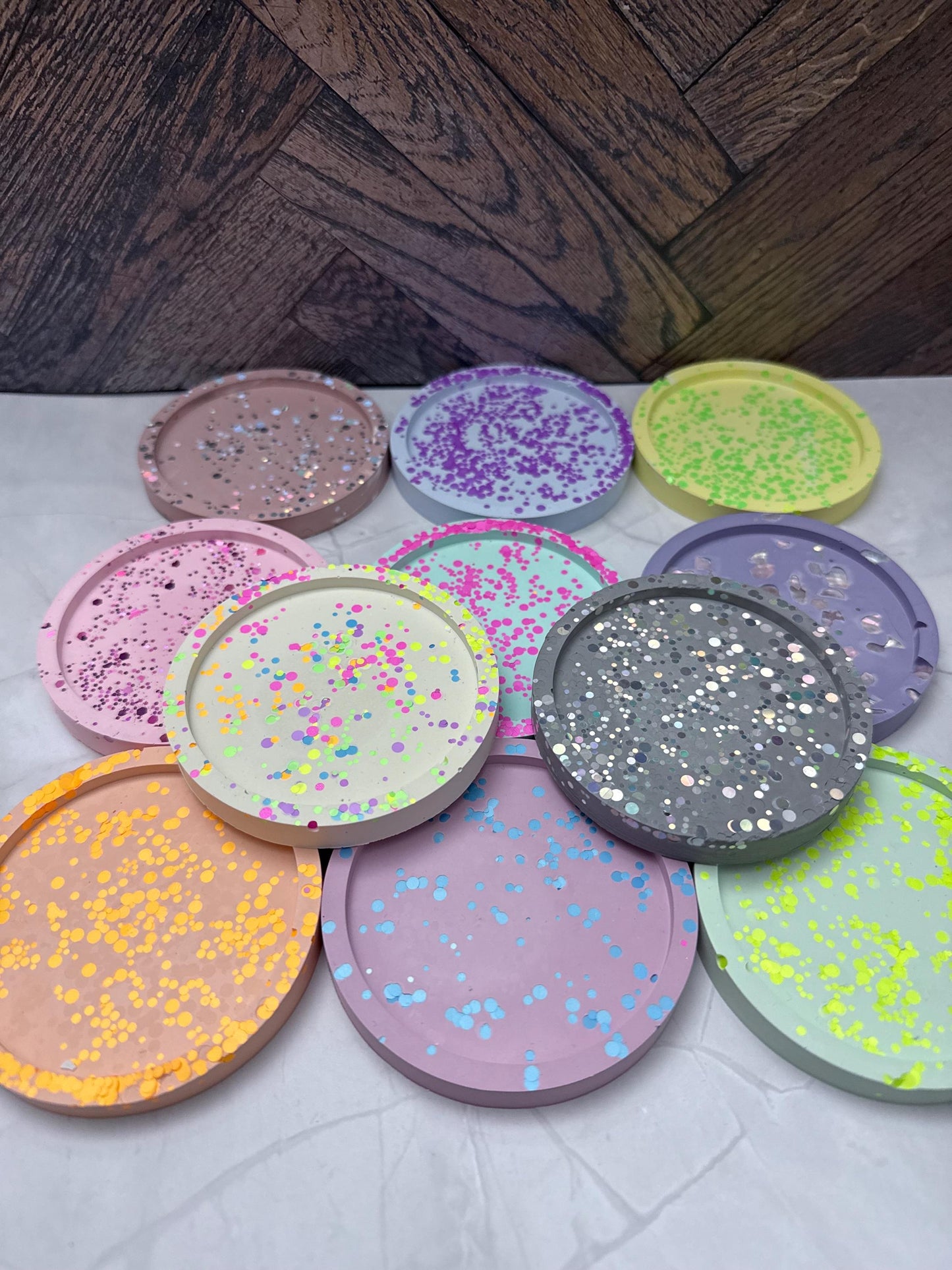 Bunte glitzer Untersetzer aus Gießpulver | Handmade | farbenfrohe Coaster für Getränke und co
