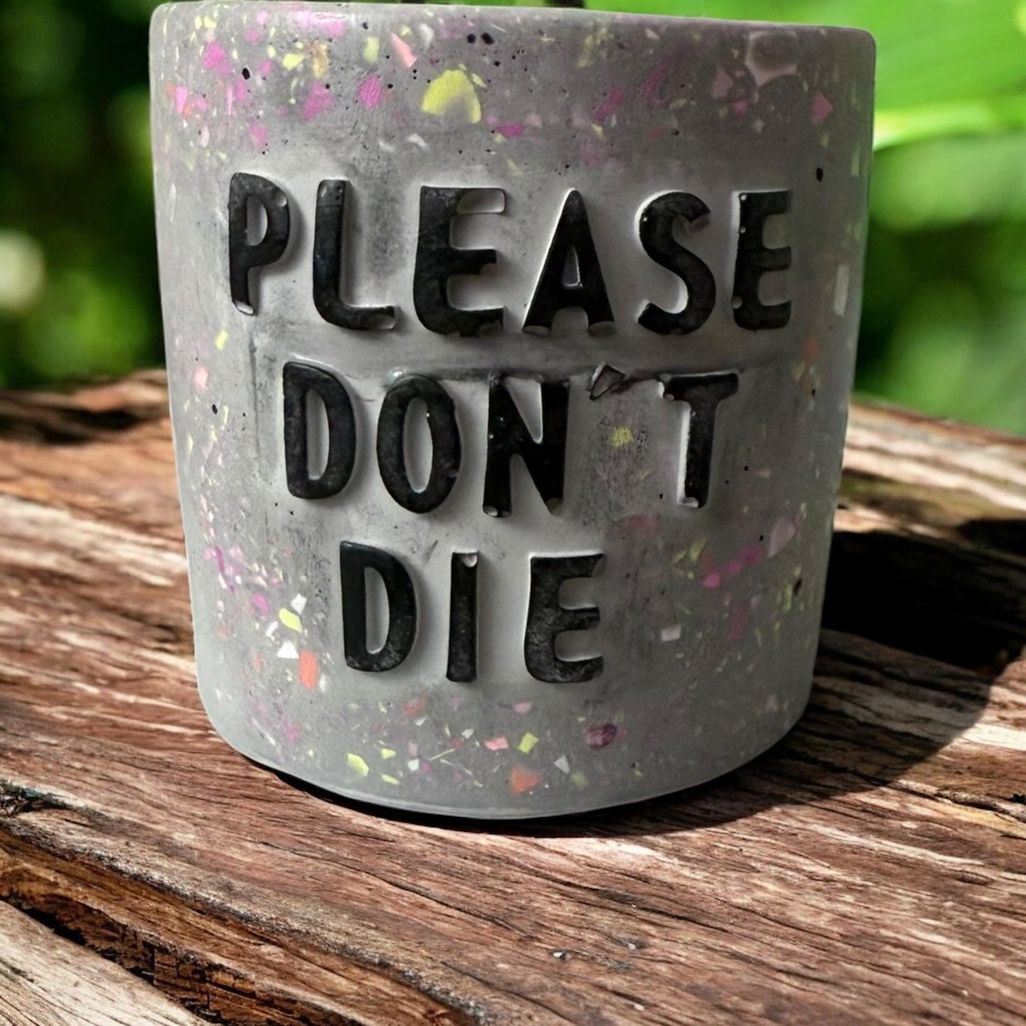 Witziger Blumentopf aus Gießmasse | „Please Don’t Die“ Pflanzenübertopf | Handmade Dekoration für Zimmerpflanzen | Geschenk für Pflanze
