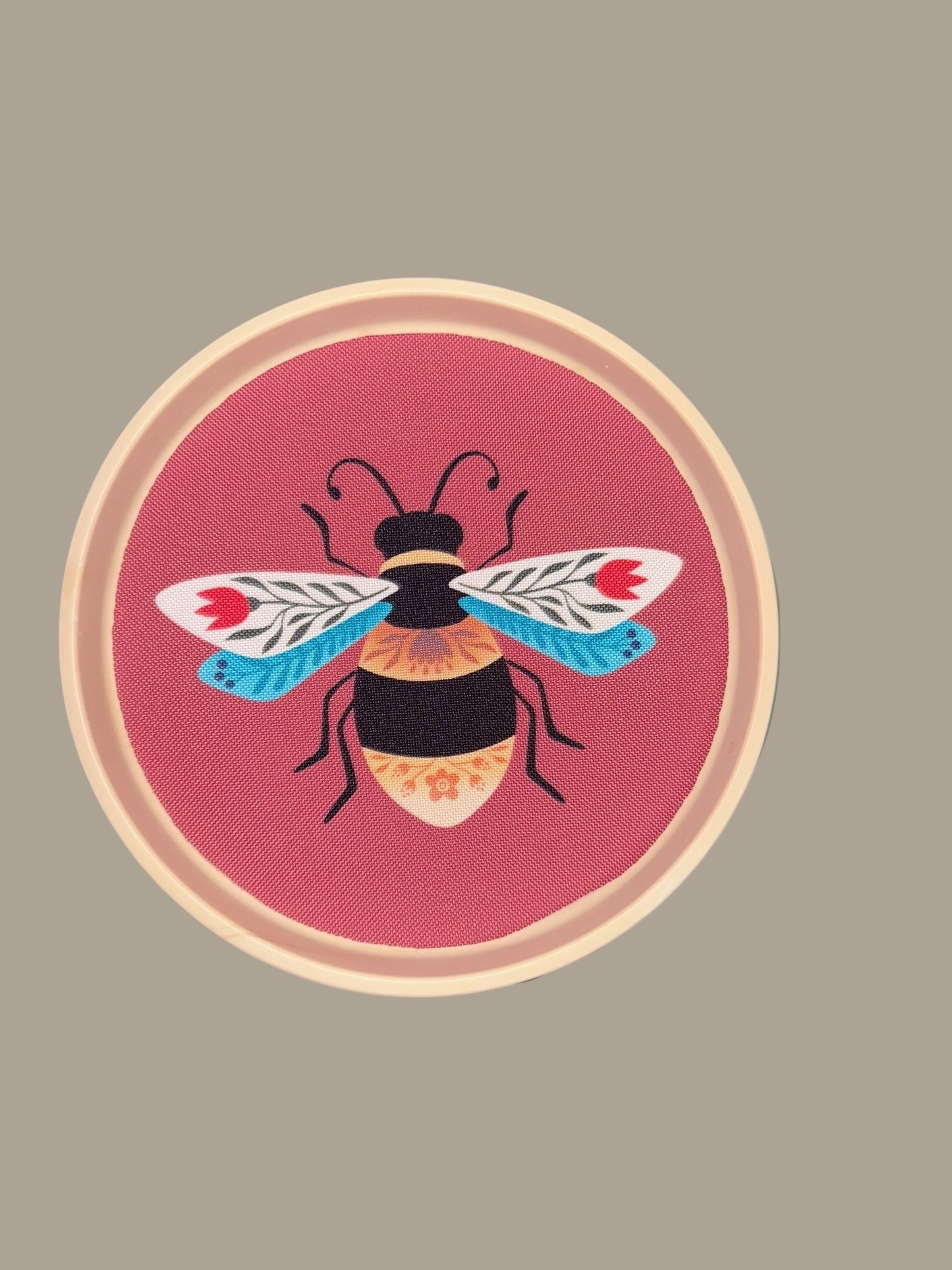 Handgemachter Wandteller aus Gießmasse – 17 cm – mit Stoffinlay | Pop-Art Deko | Dackel, Kamera, Blumen, Kaffee, Motte