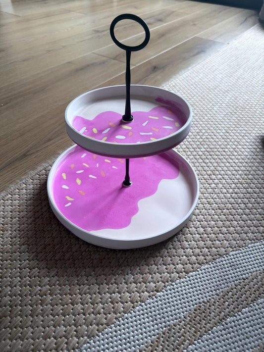 Donut Etagere – Zweistöckige Kuchenplatte mit rosa Glasur – Bunte Deko für Kindergeburtstag, Candy Bar, Süßigkeiten