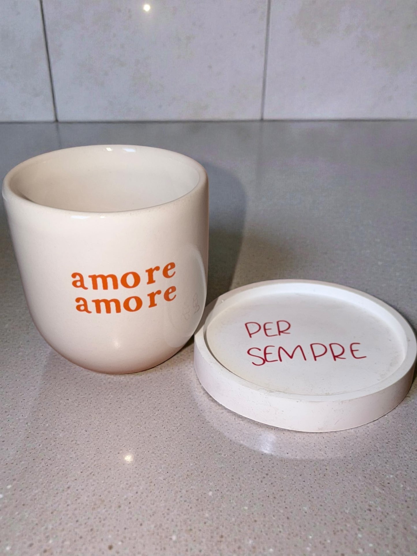 Sisi Tasse, Amore Amore weiß