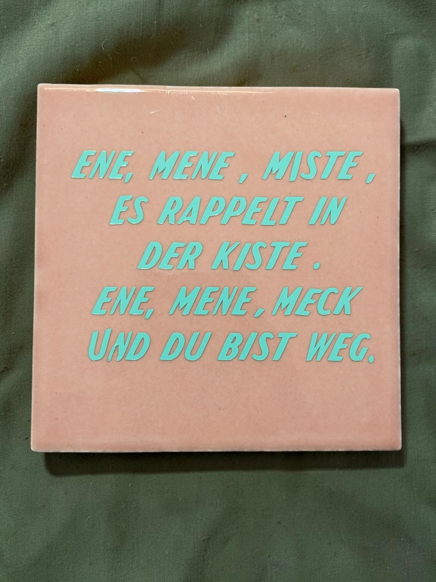 Spruch-Kachel – „ene , mene , miste es rappelt in der KIste. ene mene meck und du bist weg "