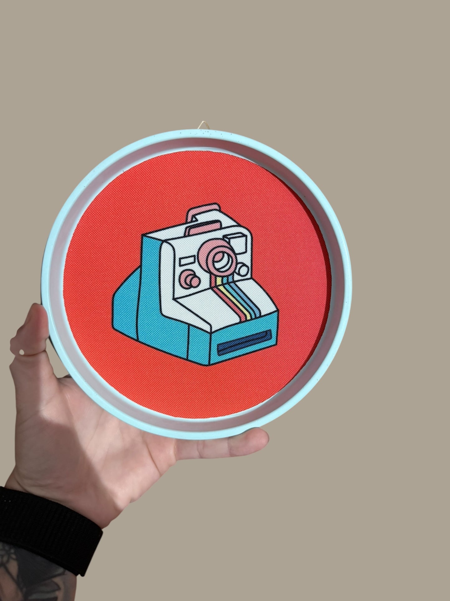 Handgemachter Wandteller aus Gießmasse – 17 cm – mit Stoffinlay | Pop-Art Deko | Dackel, Kamera, Blumen, Kaffee, Motte