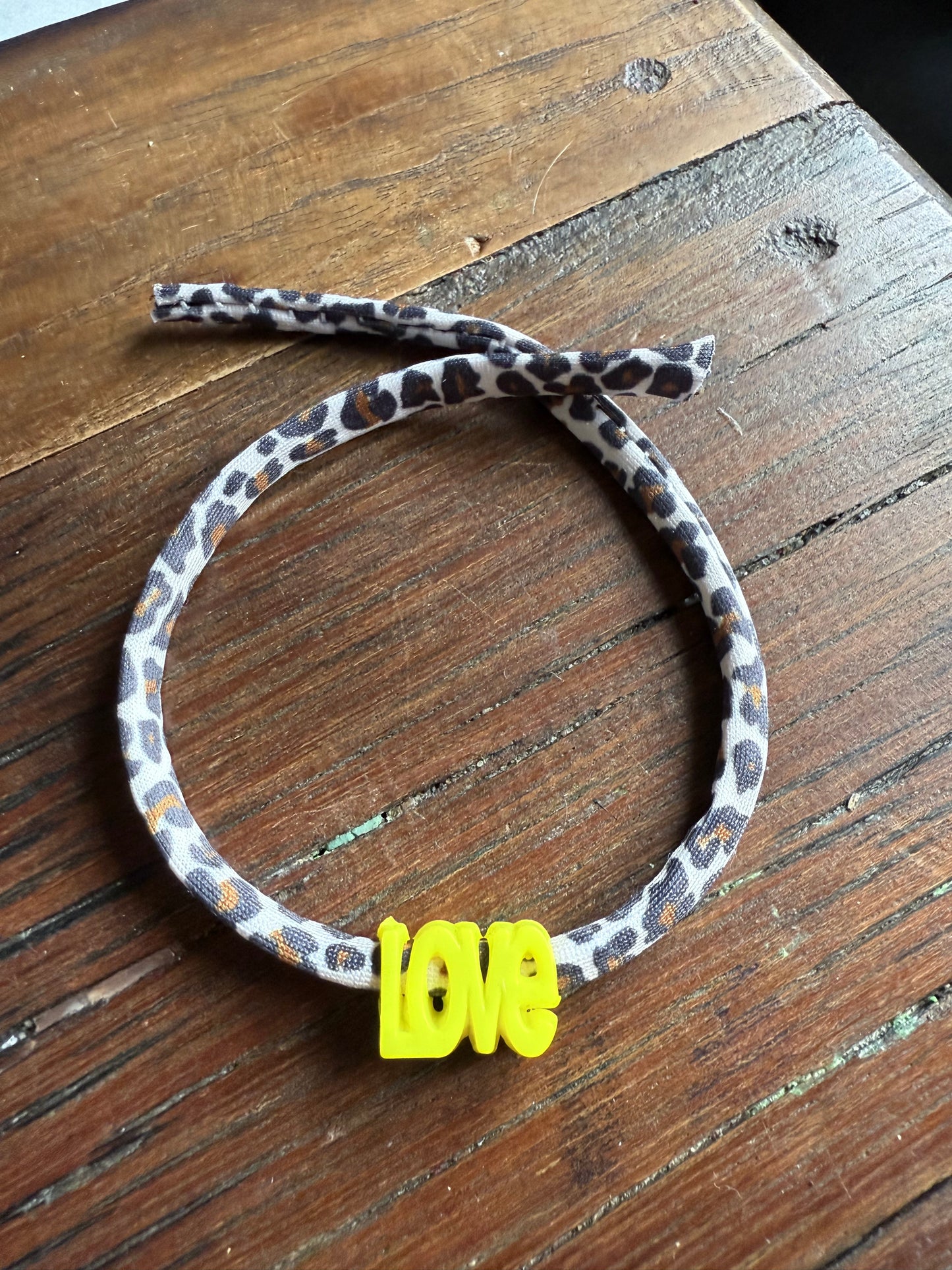 Leo Love Ibiza Armband – Festival Armband mit “LOVE” Schriftzug aus Kunststoff – Leopard Design – Sommer Accessoire – Freundschaftsarmband