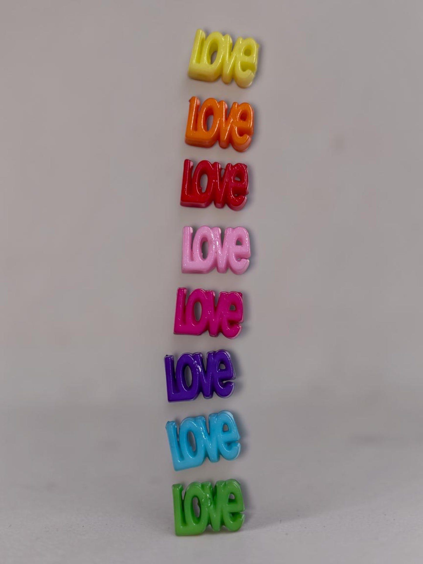 Leo Love Ibiza Armband – Festival Armband mit “LOVE” Schriftzug aus Kunststoff – Leopard Design – Sommer Accessoire – Freundschaftsarmband