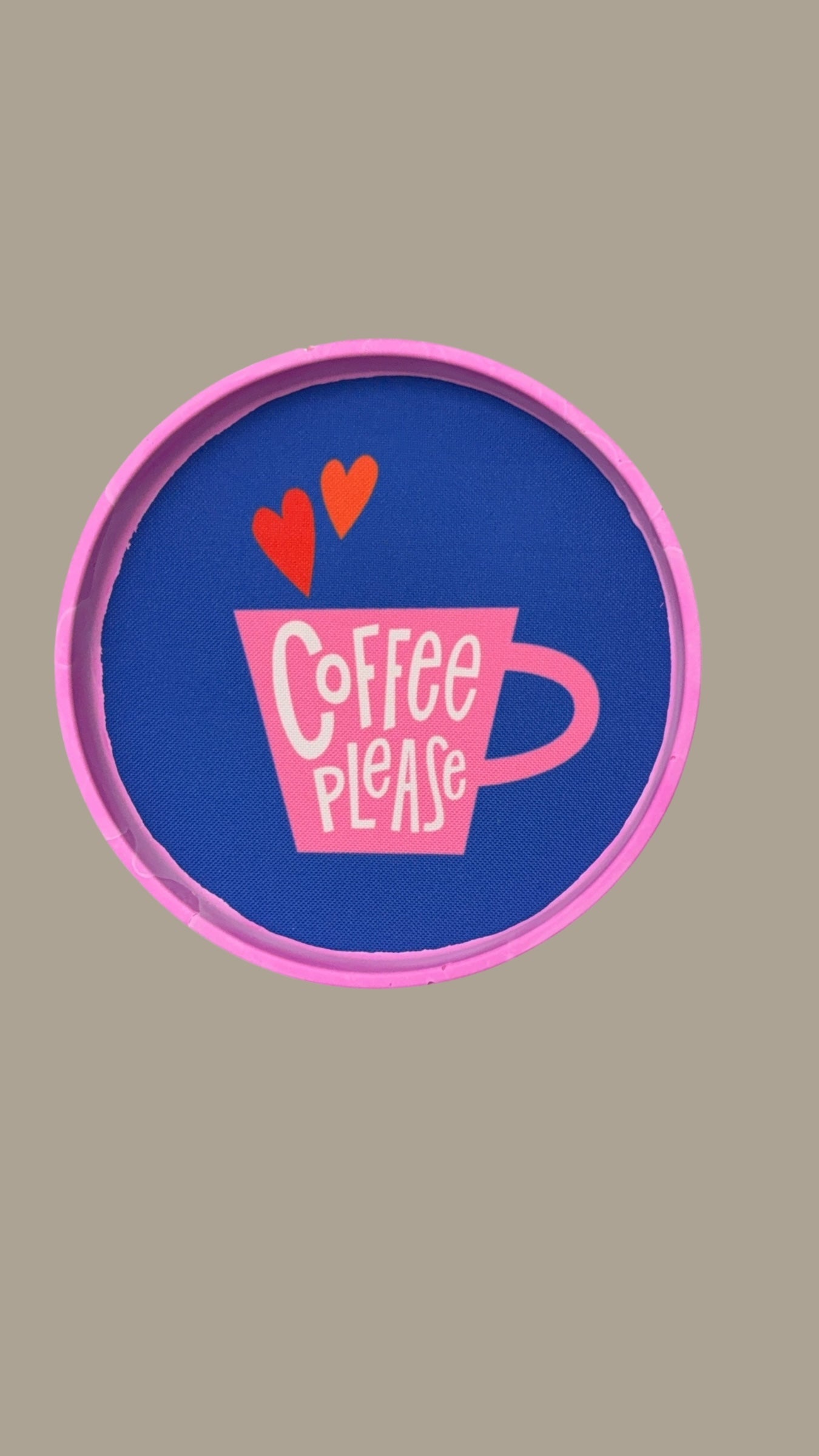 Handgemachter Wandteller aus Gießmasse – 17 cm – mit Stoffinlay | Pop-Art Deko | Dackel, Kamera, Blumen, Kaffee, Motte