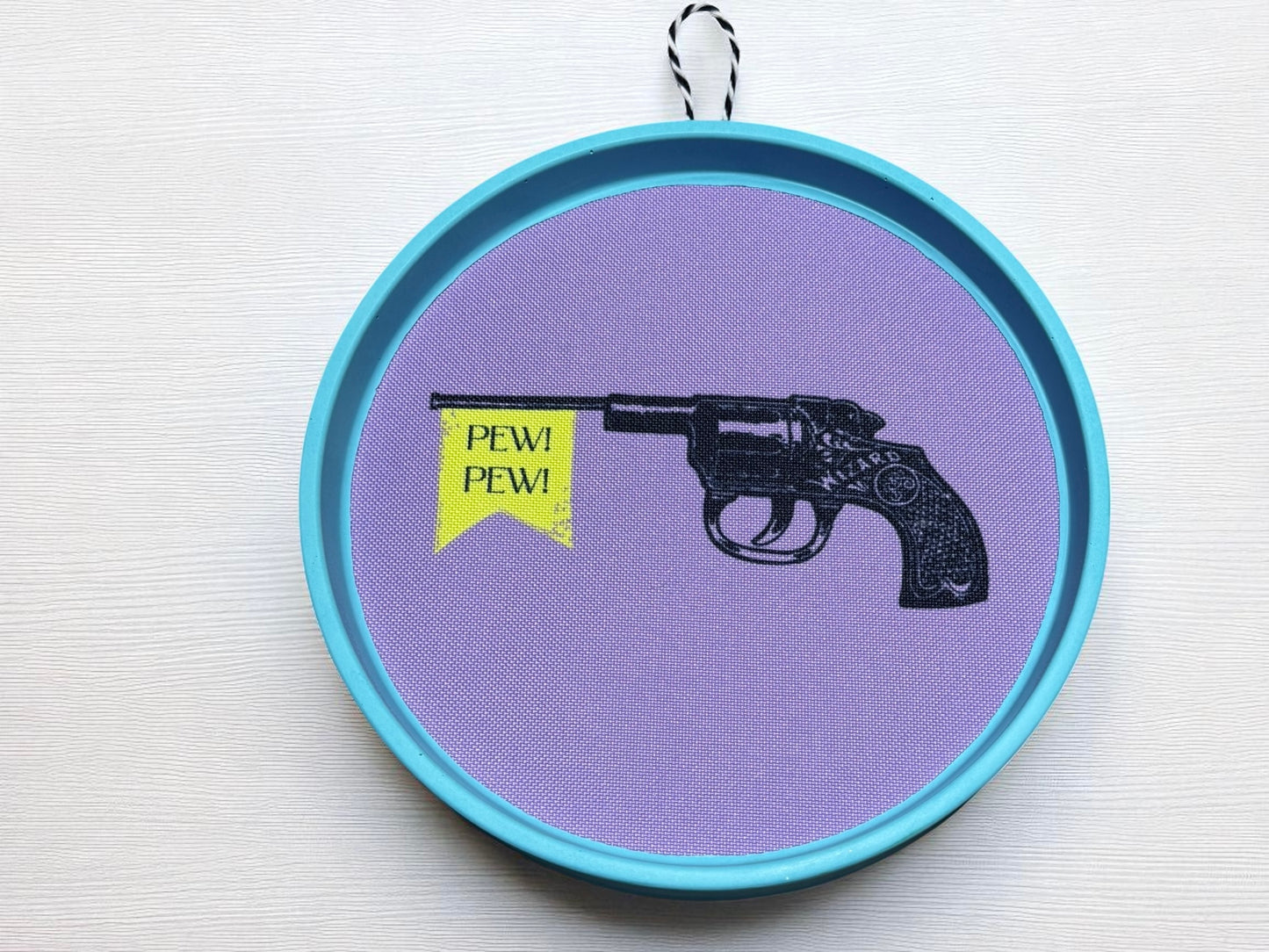 Handgemachter Wandteller aus Gießmasse – 17 cm – mit Stoffinlay | Pop-Art Deko | Dackel, Kamera, Blumen, Kaffee, Motte