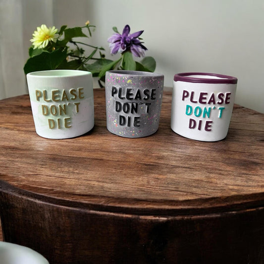 Witziger Blumentopf aus Gießmasse | „Please Don’t Die“ Pflanzenübertopf | Handmade Dekoration für Zimmerpflanzen | Geschenk für Pflanze