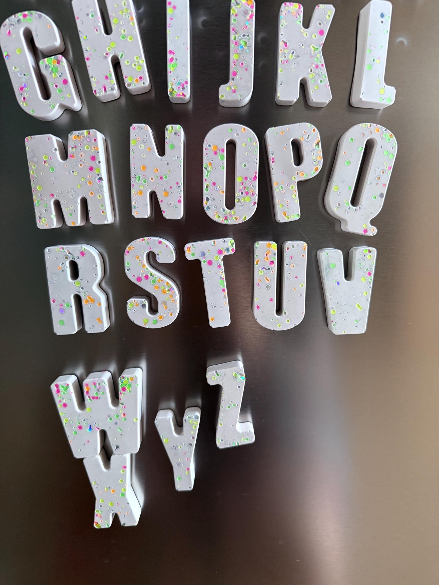 JESIN Magnetbuchstaben – Handgemachte Resin Buchstaben mit buntem Konfetti – Personalisierte Kühlschrankmagnete