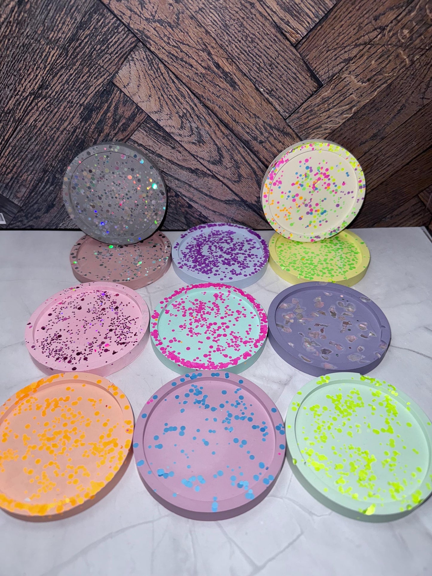 Bunte glitzer Untersetzer aus Gießpulver | Handmade | farbenfrohe Coaster für Getränke und co