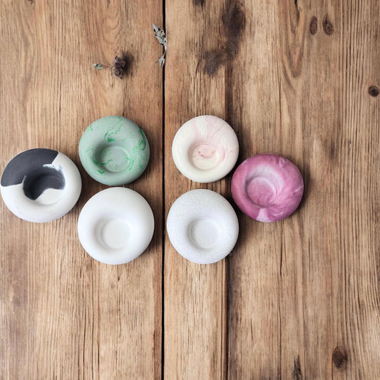 Teelichthalter in Kieselsteinform – handgemacht aus Gießmasse | Modern & minimalistisch