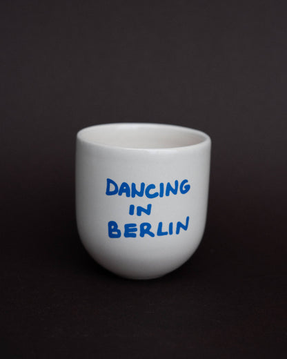 Sisi-Tasse, Tanzen in Berlin