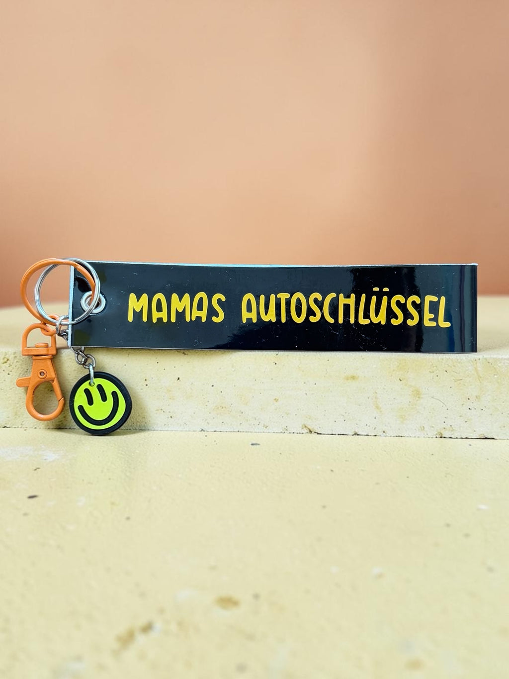 Personalisierter Schlüsselanhänger aus Kunstleder – Name oder Spruch | Statement Keychain mit Charms | Handmade Geschenk