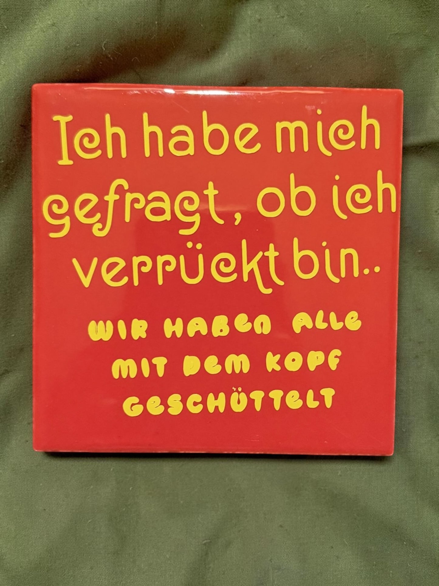 Spruch-Kachel – „ Ich habe mich gefragt ob ich verrückt bin . Wir haben alle mit dem Kopf geschüttelt "