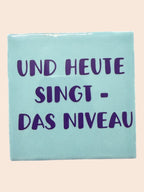 Spruch-Kachel – "Und heute singt - das Niveau "