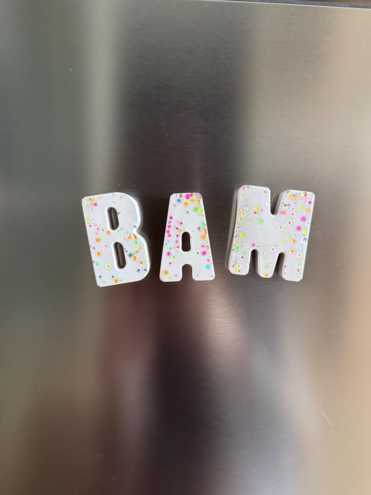 JESIN Magnetbuchstaben – Handgemachte Resin Buchstaben mit buntem Konfetti – Personalisierte Kühlschrankmagnete
