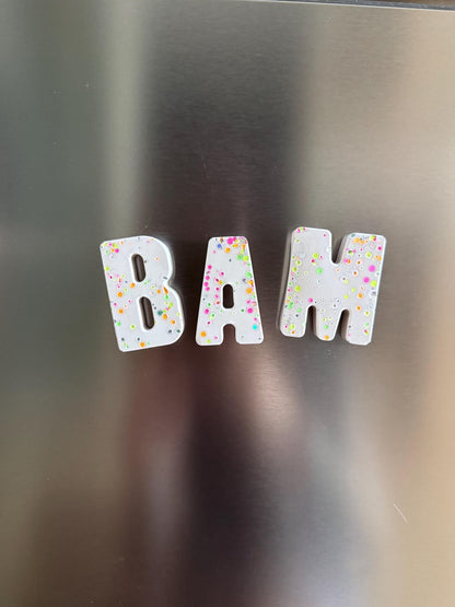 JESIN Magnetbuchstaben – Handgemachte Resin Buchstaben mit buntem Konfetti – Personalisierte Kühlschrankmagnete