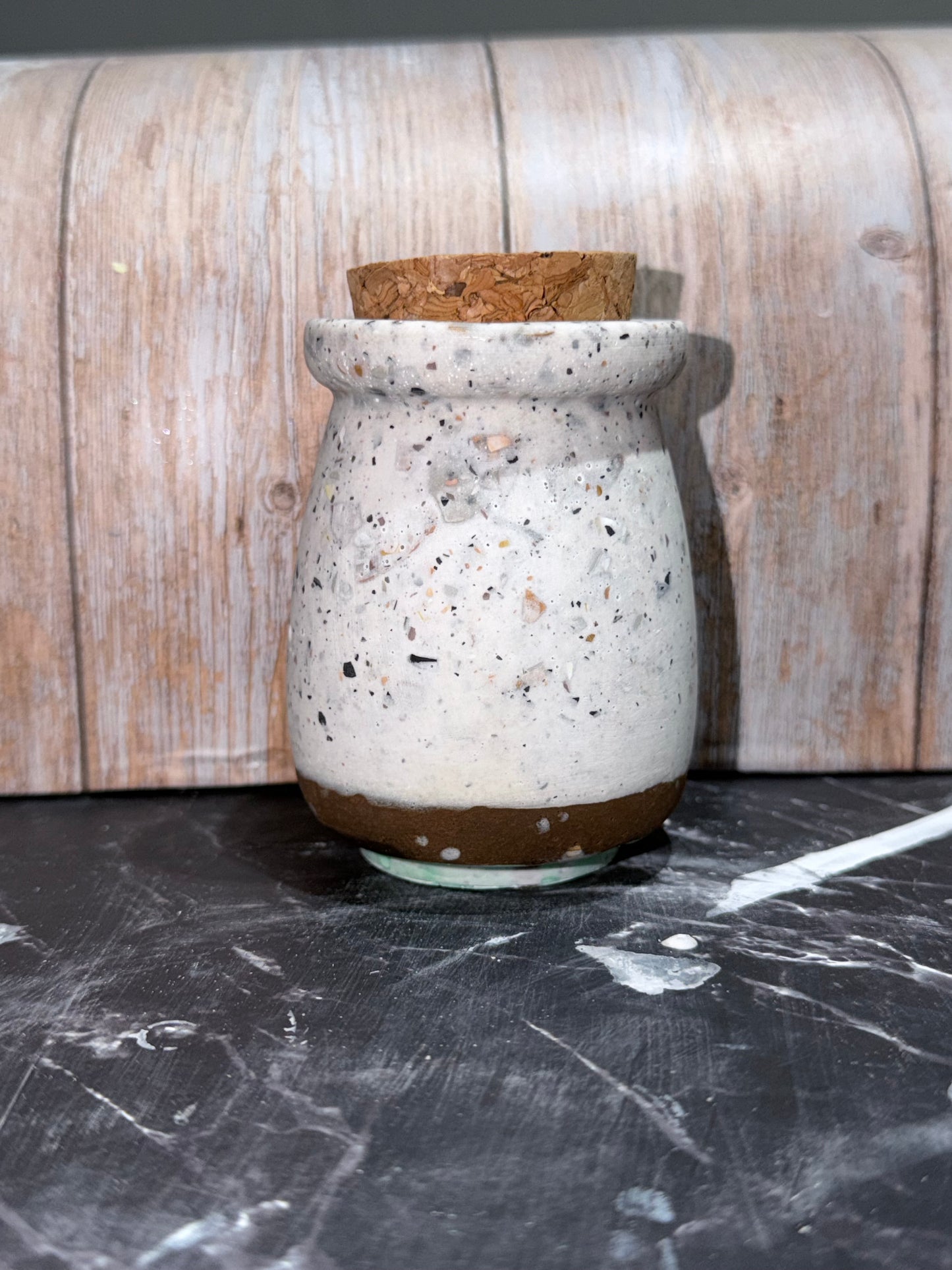 Handgemachtes Beton oder Gießpulver Gefäß mit Korkdeckel - Minimalistische Aufbewahrung & moderne Wohnaccessoires
