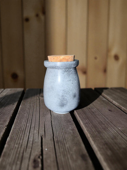 Handgemachtes Beton oder Gießpulver Gefäß mit Korkdeckel - Minimalistische Aufbewahrung & moderne Wohnaccessoires