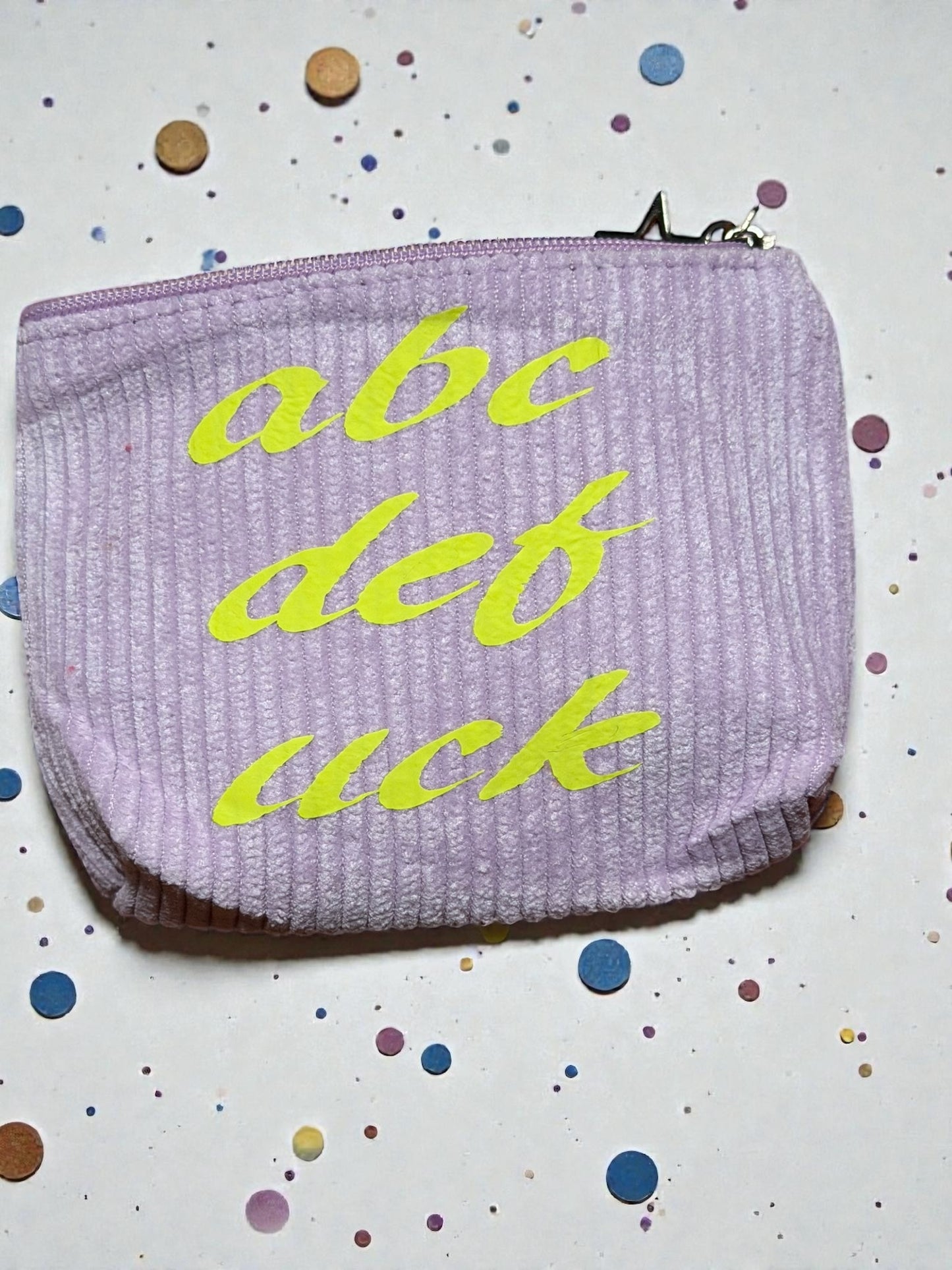 Mini Cord Bag, 10×9 cm – stylish, soft & beplottet. Perfekt für all den kleinen Kram, den du immer dabei hast. Handmade. Trendy. Ultra praktisch.
Öl