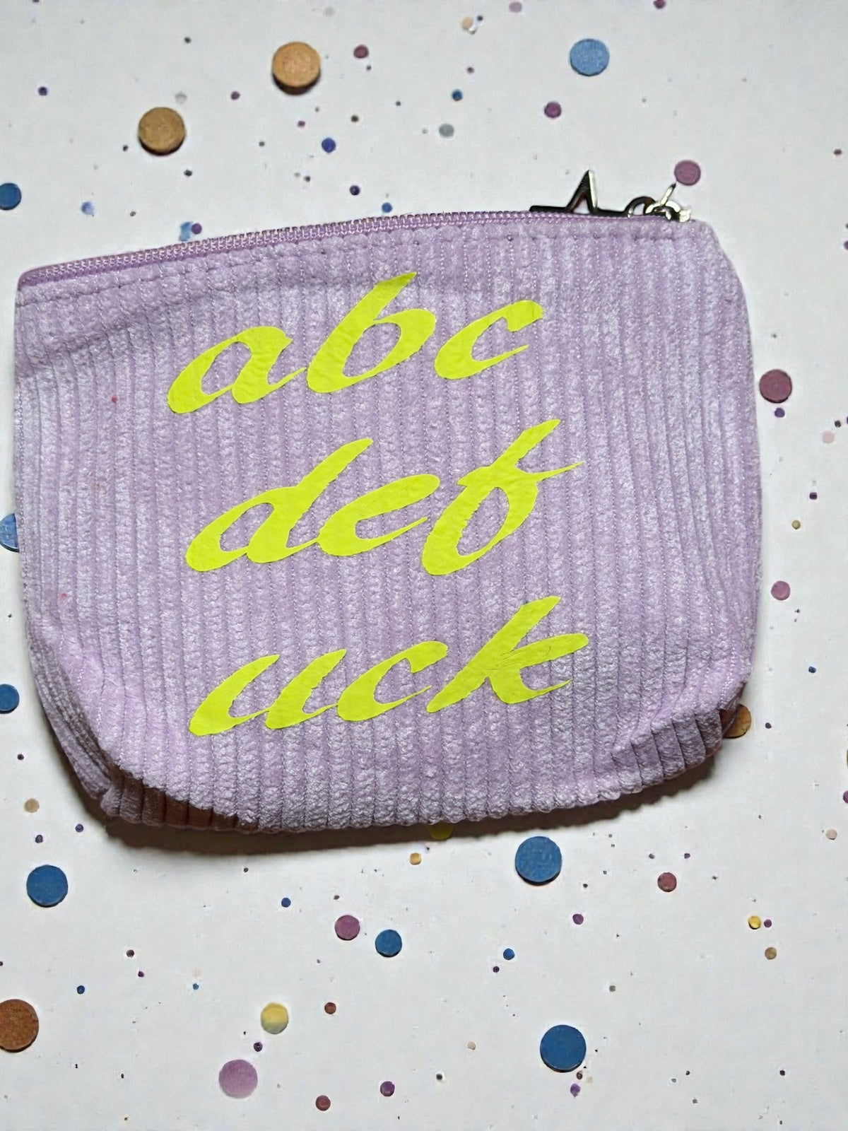 Mini Cord Bag, 10x9 cm – stylish, soft & plotted. Perfect for all the little bits and bobs you always carry with you. Handmade. Trendy. Ultra practical.
Oil