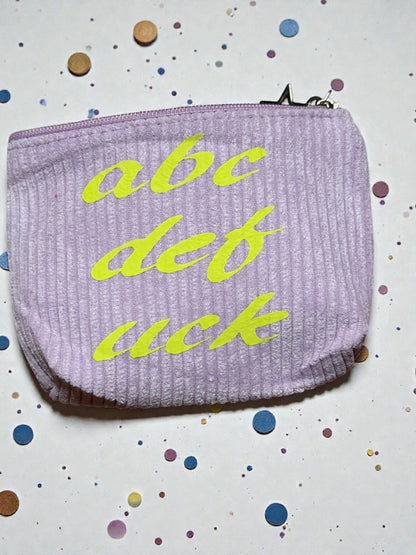 Mini Cord Bag, 10×9 cm – stylish, soft & beplottet. Perfekt für all den kleinen Kram, den du immer dabei hast. Handmade. Trendy. Ultra praktisch.
Öl