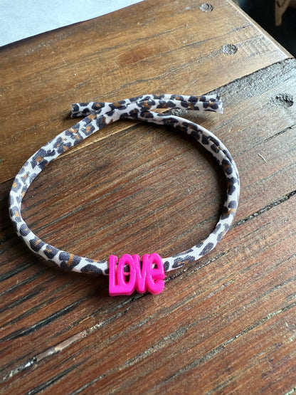 Leo Love Ibiza Armband – Festival Armband mit “LOVE” Schriftzug aus Kunststoff – Leopard Design – Sommer Accessoire – Freundschaftsarmband