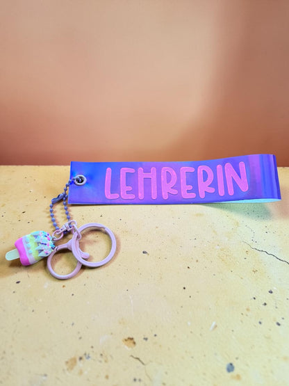 Personalisierter Schlüsselanhänger aus Kunstleder – Name oder Spruch | Statement Keychain mit Charms | Handmade Geschenk