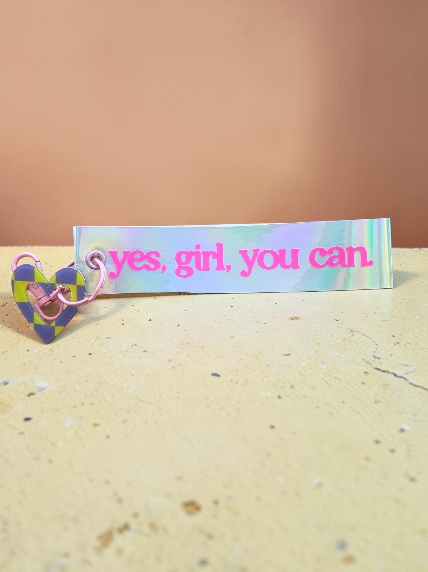 Personalisierter Schlüsselanhänger aus Kunstleder – Name oder Spruch | Statement Keychain mit Charms | Handmade Geschenk