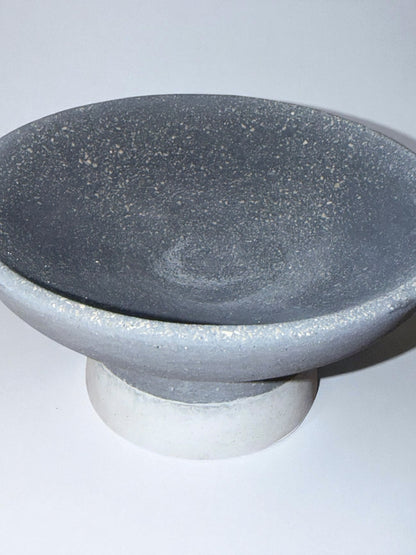 Handgemachte Betonschale auf Fuß | Dekoschale aus Beton | Minimalistische Wohnaccessoires | Modernes Design | Schale grau handmade