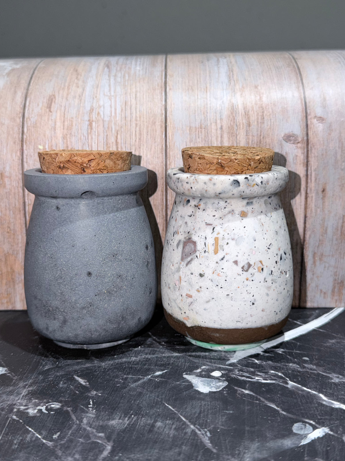 Handgemachtes Beton oder Gießpulver Gefäß mit Korkdeckel - Minimalistische Aufbewahrung & moderne Wohnaccessoires