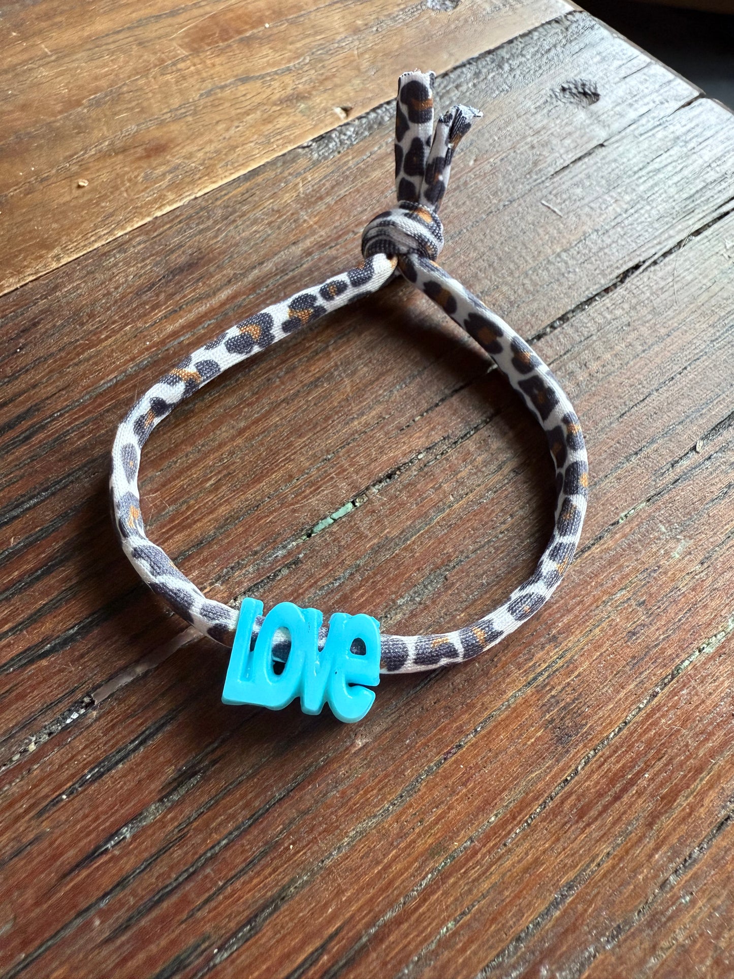 Leo Love Ibiza Armband – Festival Armband mit “LOVE” Schriftzug aus Kunststoff – Leopard Design – Sommer Accessoire – Freundschaftsarmband