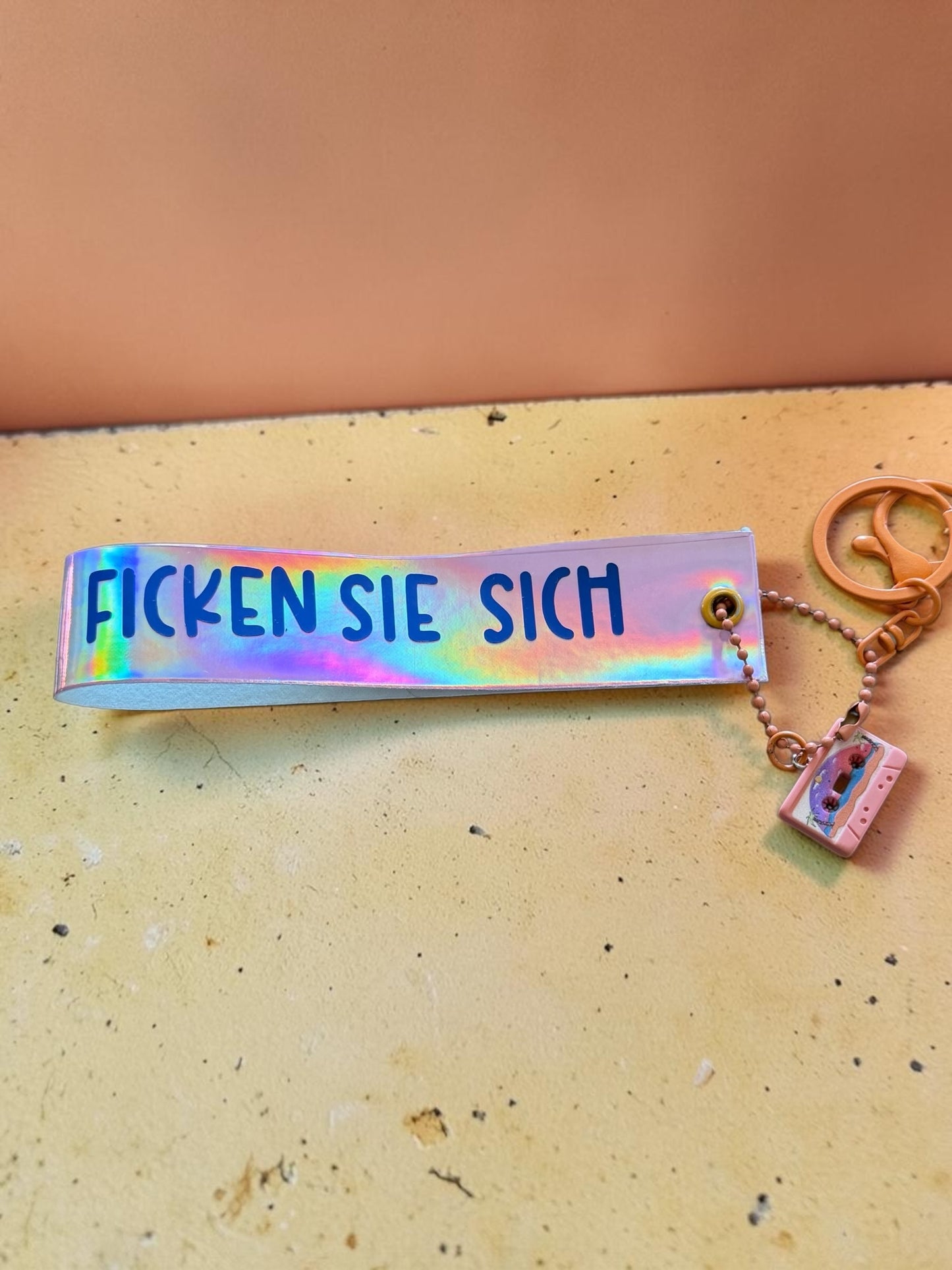 Personalisierter Schlüsselanhänger aus Kunstleder – Name oder Spruch | Statement Keychain mit Charms | Handmade Geschenk