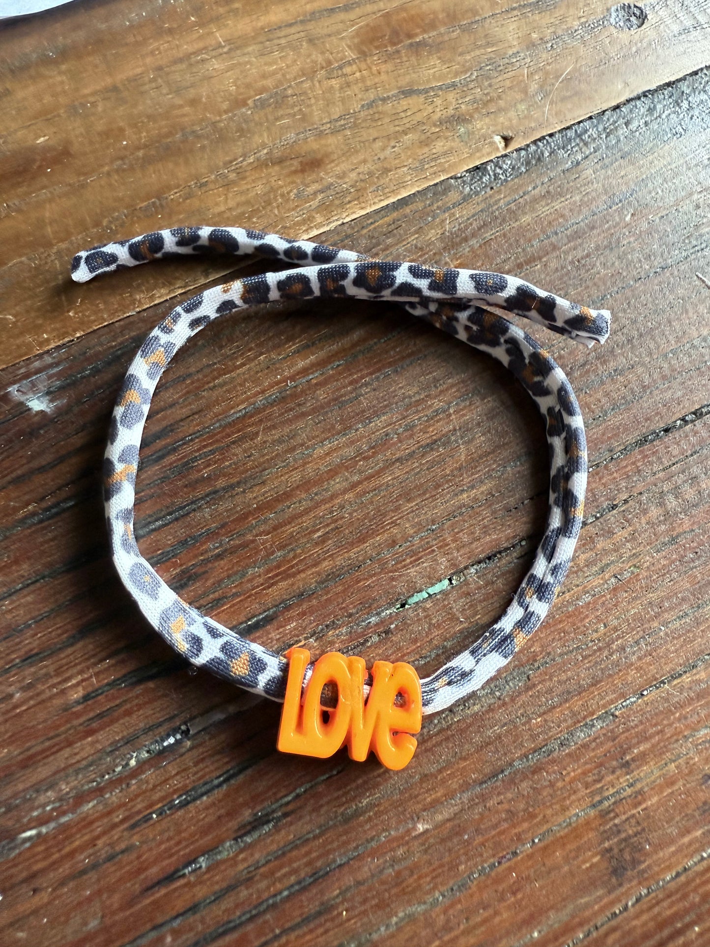 Leo Love Ibiza Armband – Festival Armband mit “LOVE” Schriftzug aus Kunststoff – Leopard Design – Sommer Accessoire – Freundschaftsarmband