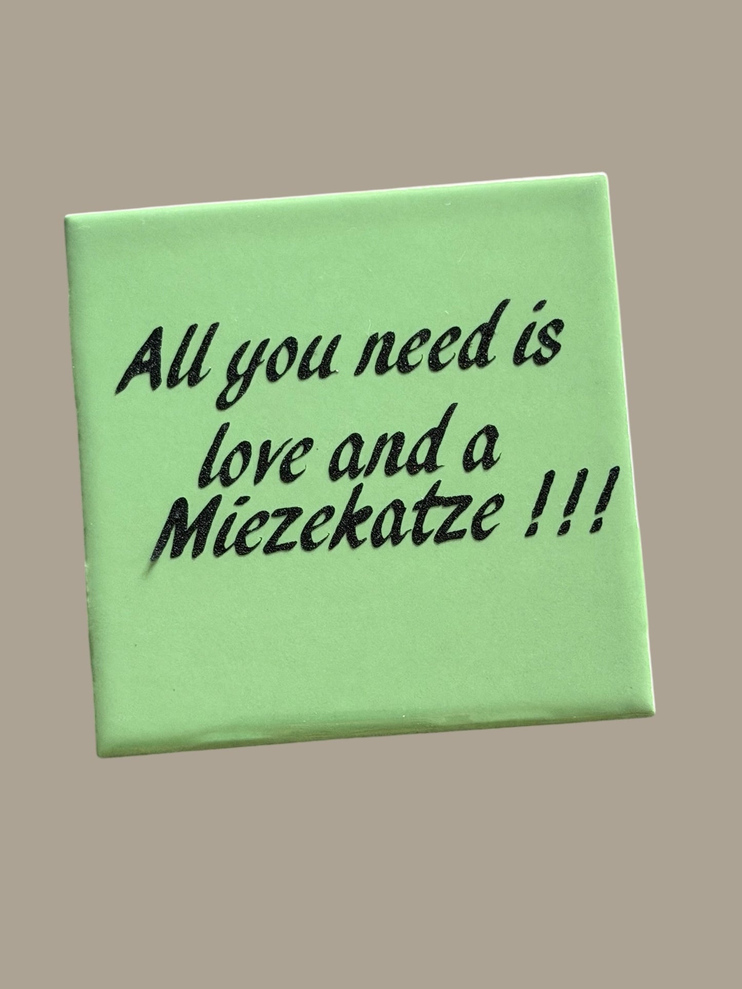 Spruch-Kachel –  „ all you Need is love and an miezekacke“