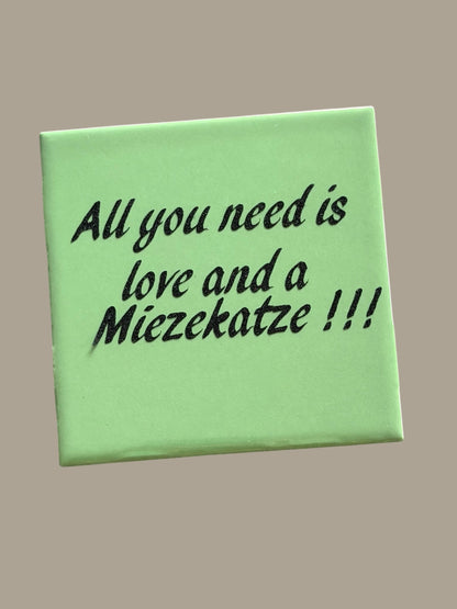 Spruch-Kachel –  „ all you Need is love and an miezekacke“