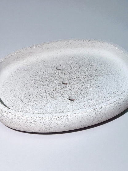 Minimalistische Seifenschale aus Beton – handgegossen, modern und langlebig. Perfekt für Bad oder Küche