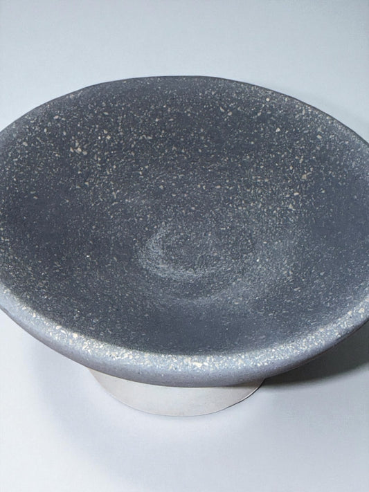 Handgemachte Betonschale auf Fuß | Dekoschale aus Beton | Minimalistische Wohnaccessoires | Modernes Design | Schale grau handmade