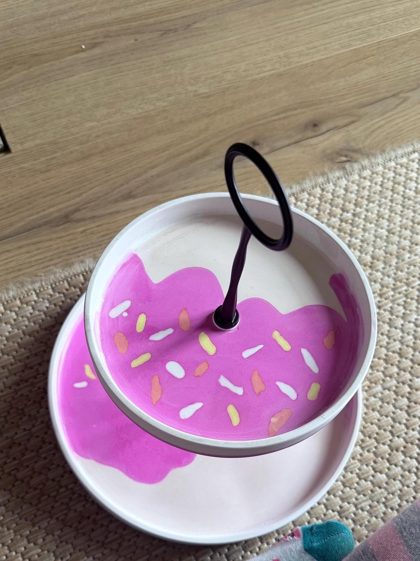 Donut Etagere – Zweistöckige Kuchenplatte mit rosa Glasur – Bunte Deko für Kindergeburtstag, Candy Bar, Süßigkeiten