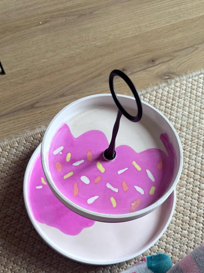 Donut Etagere – Zweistöckige Kuchenplatte mit rosa Glasur – Bunte Deko für Kindergeburtstag, Candy Bar, Süßigkeiten
