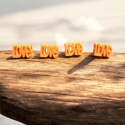 Leo Love Armband – Festival Armband mit “LOVE” Schriftzug aus Kunststoff – Leopard Design – Sommer Accessoire – Freundschaftsarmband – Handmade