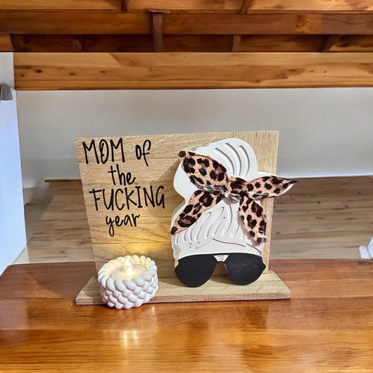 Mom of the F***ing Year | Freches Geschenk für Mamas | Muttertag Dekoschild mit Schleife & Sonnenbrille | Humorvolles Mama-Geschenk